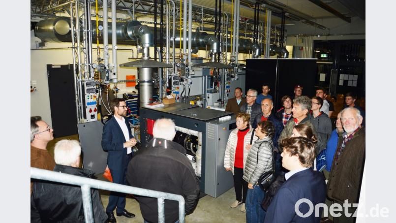 Mit einer Führung durch das KWK-Technikum und der Vorstellung eines KWK-Aggregats rundete Geschäftsführer Raphael Lechner (dritter von links) den Themen-Abend ab. Bild: weu