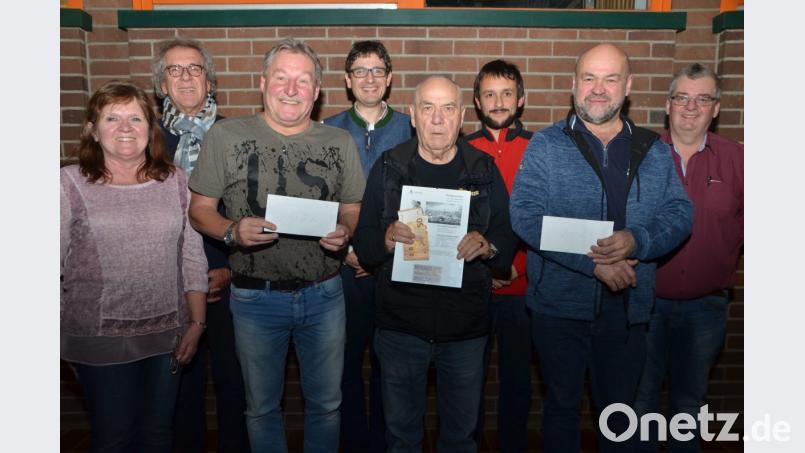 Günter Knappe aus Auerbach (vorne, Zweiter von rechts) gewinnt die Parisreise und 100 Euro Spritgeld. Alois Hafner aus Kleinschwand (Zweiter von rechts) entscheidet sich für 200 Euro Bargeld. So erhält Reinhard Hübner aus Neustadt/WN (Dritter von links) 150 Euro des Zweitplatzierten. Bild: dob