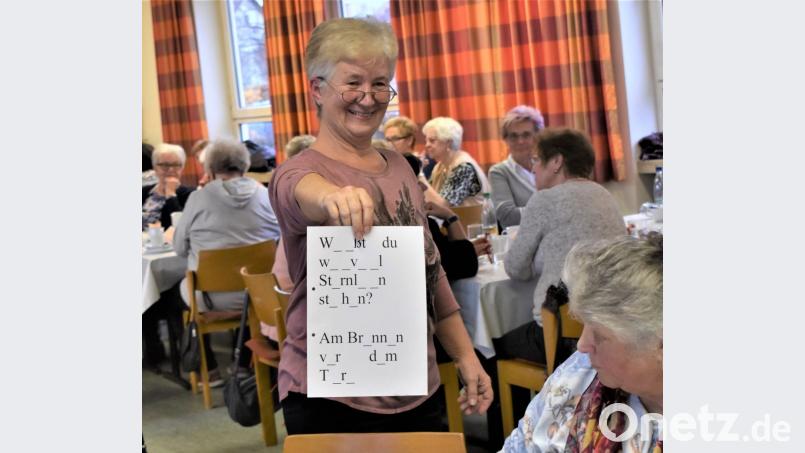 Marianne Schneider hat einen Lückentext für die Senioren parat. Bild: rgr