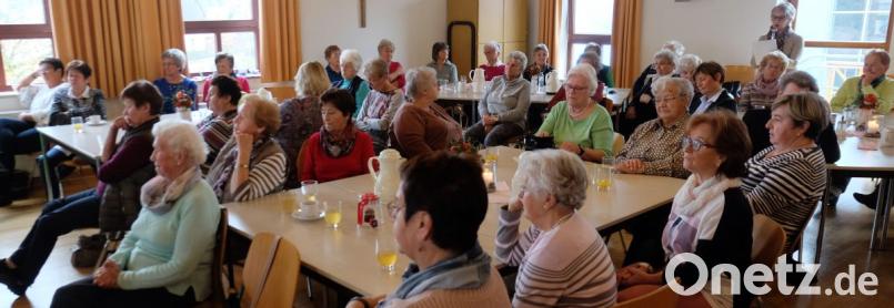Die Zuhörer im vollen Pfarrsaal. Bild: Margarete Hirsch