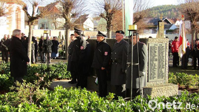 Bürgermeister Joachim Neuss mit der Ehrenwache und den Fahnenabordnungen vor dem Ehrenmal der Gefallenen im Friedhof. Bild: sck