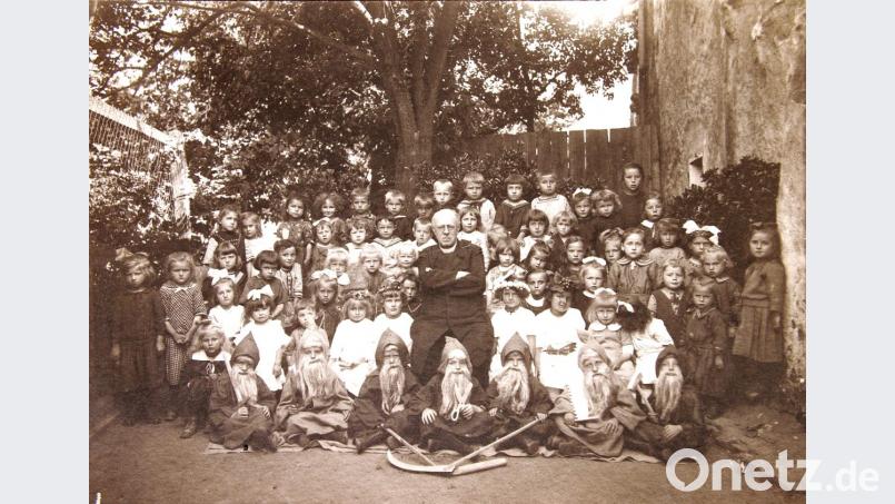 Priesterjubiläum von Stadtpfarrer Anton März. Die Kinder des Kindergartens sowie die Mädchen und Buben der 1. und 2. Klasse des Schuljahrganges 1920/21 spielten "Die sieben Zwerge" und die "Vier Jahreszeiten". Bild: bnr
