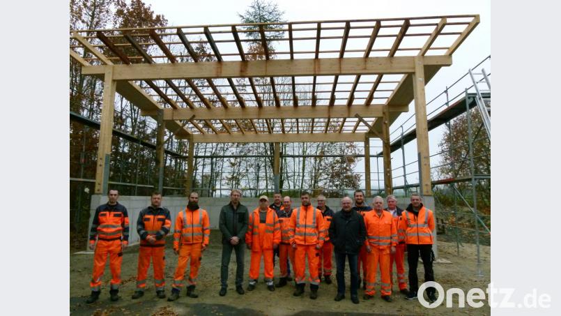 Die Bauhofmannschaft feiert mit Bürgermeister Peter Lehr und Bauhofleiter Norbert Braun Richtfest. Lehr dankte (von links) Thomas Beer, Markus Winkler und Kevin Hafner für deren handwerkliche Leistung. (Nicht im Bild Zimmerer Daniel Brenneiser.) Bild: rn