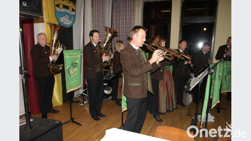 Als lokale Vertreter waren die Schwarzenfelder Musikanten dabei Bild: ral