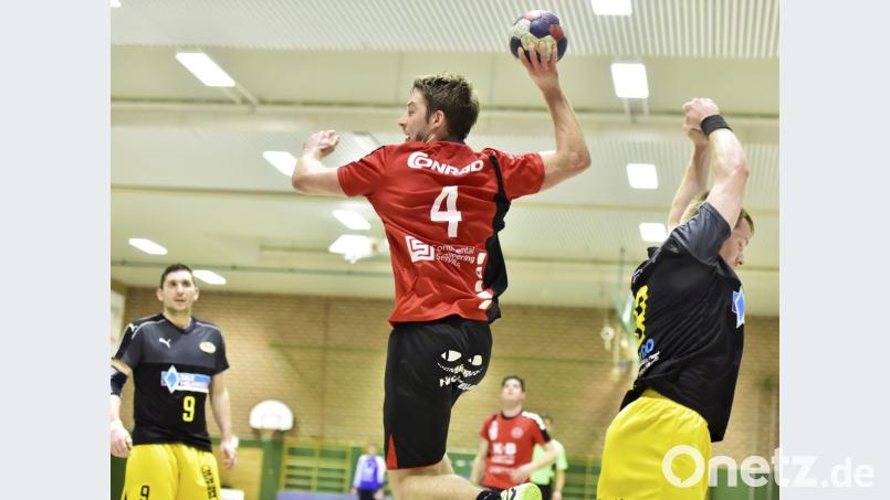 Stefan Ströhl (am Ball) war der überragende Spieler des HC Sulzbach im Spiel beim ASV Cham. Bild: Hubert Ziegler