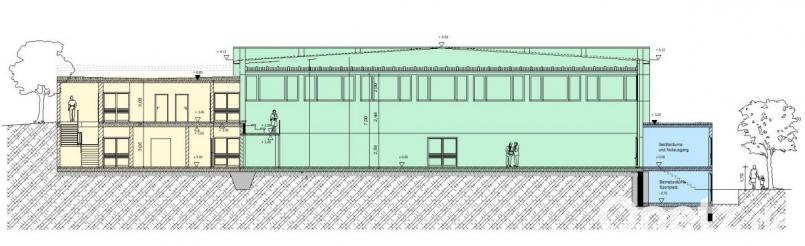 Der Querschnitt zeigt die neue Dreifachturnhalle beim Stiftland-Gymnasium. Im gelben Bereich kommen unter anderem die Umkleiden, Sportlehrerzimmer und die &quot;Vierte Halle&quot; unter. Das Obergeschoss wird mit einem Steg an die Schule angebunden. Im blauen Bereich sind der Geräteraum und die Betriebsräume für den Sportplatz untergebracht. Bild: Landratsamt Tirschenreuth