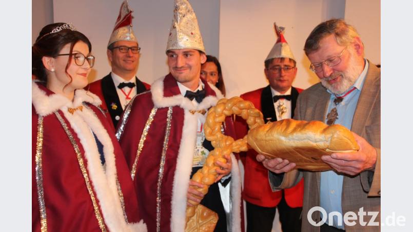 Bürgermeister Josef Schmidkonz übergibt den Gemeindeschlüssel und den Gemeindesäckel an das neue Prinzenpaar Selina I. und Dominik I. . Bild: kro