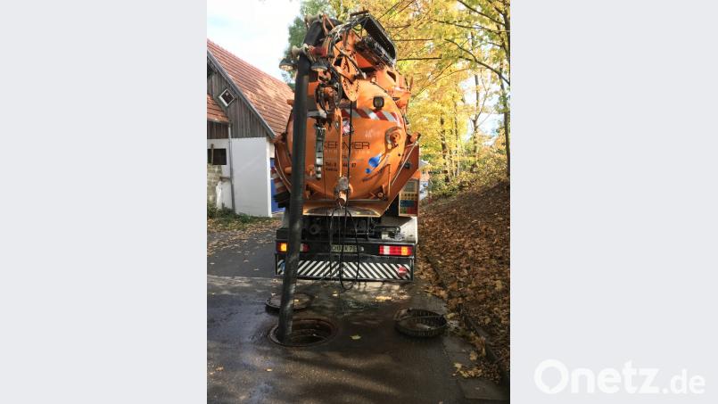 Zunächst reinigt ein Spülwagen den Kanal (Bild), dann kann die Kamerabefahrung durchgeführt werden. Die Erstellung eines Kanalkatasters ist aktuelles Thema in der Gemeinde Winklarn. Bild: bej
