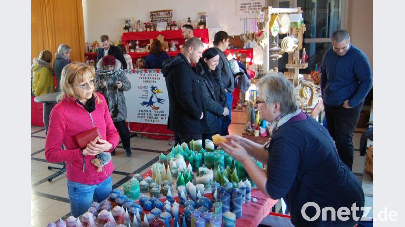 Sehr gut angenommen wird der Hobby-Handwerkermarkt. Mehrere Hundert Kaufinteressenten frequentierten am Sonntag die Weihnachtsausstellung in der Grundschule. Bei einer Tombola werden über 300 Preise verlost. Bild: Schmola, Werner