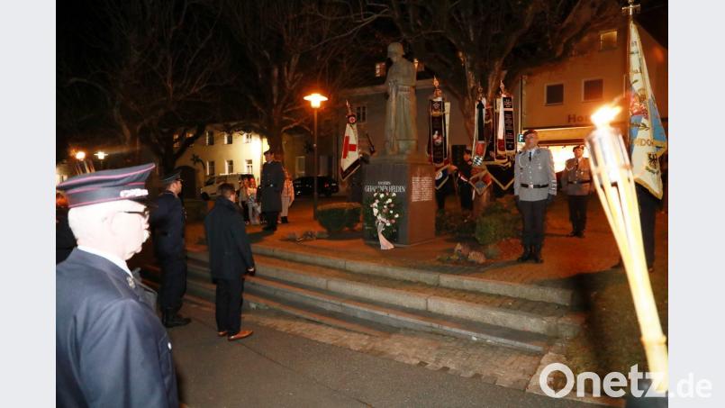 Am Kriegerdenkmal am Unteren Markt legt Bürgermeister Hans Donko mit dem Vorsitzenden der Soldaten- und Reservistenkameradschaft, Thomas Härtl, einen Kranz nieder. Bild: njn