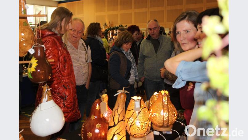 Kalebassen-Technik präsentiert erstmals die Familie Mauerer aus Schönreuth. Das Naturmaterial für die beleuchteten Objekte zieht sie selbst in ihrem Garten. Bild: prh
