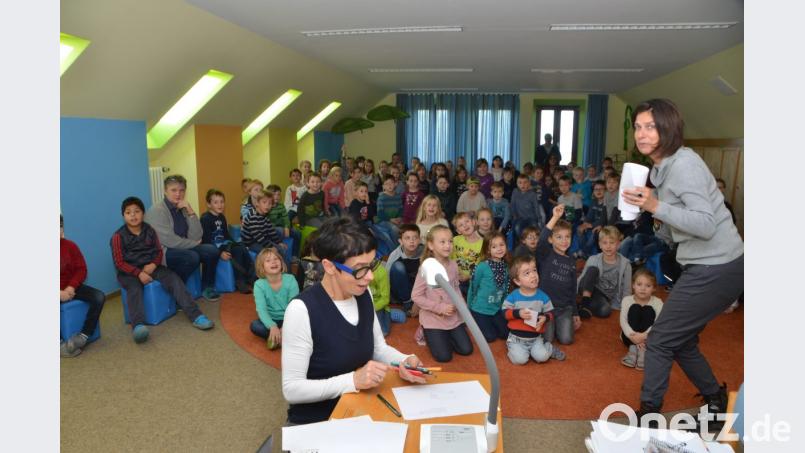 Einen lustigen Vormittag mit "Ringelhoff &amp; Bollermann" erlebten die Grundschüler zum Abschluss ihrer Leseprojektwoche am Freitag. Bild: dob