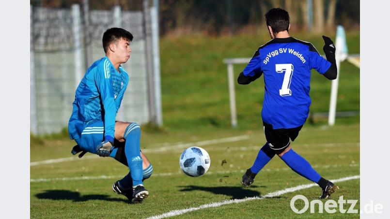 Michael Riester (rechts) locht zum 1:0 für die SpVgg SV Weiden II ein, Ost-Keeper Leandro Ehring ist machtlos: Im Weidener Stadtderby trennten sich der FC Ost und die SpVgg SV II mit 3:3, nachdem die Gäste bereits 3:0 geführt hatten. Bild: Büttner, Gerhard