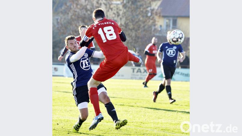 Der körperlich überlegene Vilsecker Kapitän Frederic Pröls (vorne) klärt mit großen Einsatz gegen den Auerbacher Matthias Förster (links). Bild: Hubert Ziegler