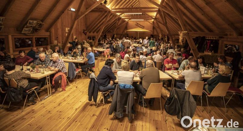 Das von Ortssprecher Erich Stauber initiierte und organisierte 2. Steiningloher Weinfest war ein absoluter Volltreffer. Im gemütlichen, von Markus Niederwald jahreszeitgemäß dekorierten Kirwastodl gab es bis weit nach Mitternacht keinen freien Platz. Am Ende stand ein Reinerlös von 1426 Euro. Er wird für die Innenrenovierung der Dorfkapelle verwendet. Bild: u
