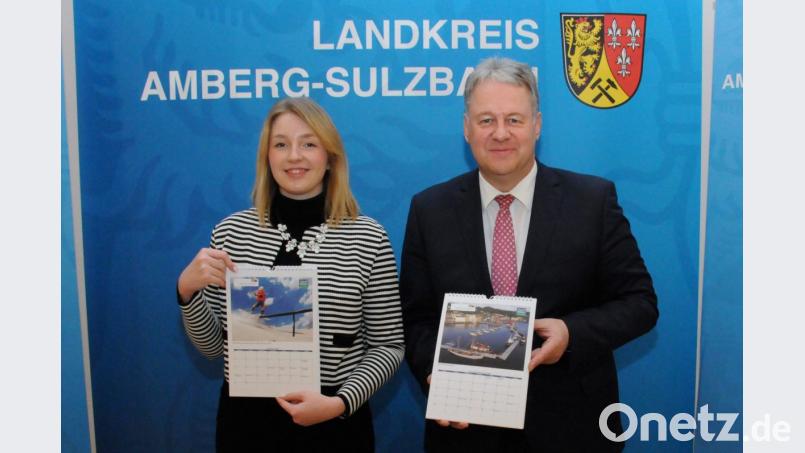 Regina Wolfohr und Landrat Richard Reisinger mit dem neuen Jahreskalender. Bild:  Michael Schröter