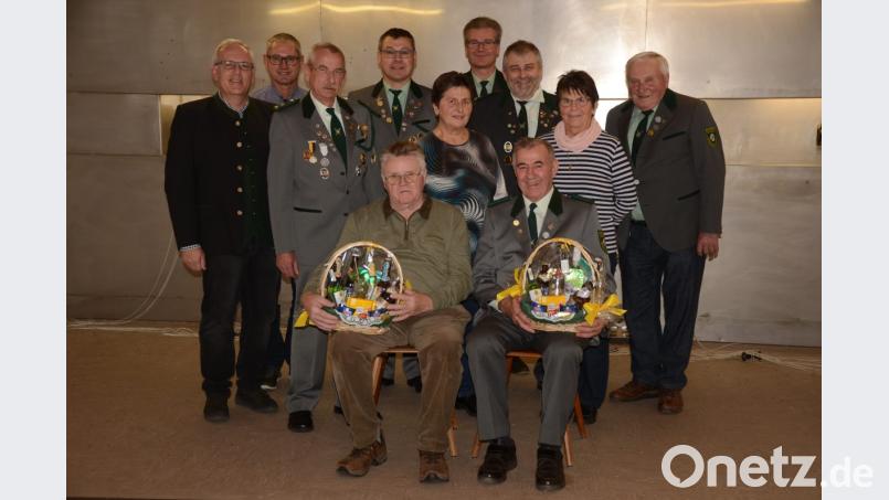 Geehrte Mitglieder (hinten, von links) mit Bürgermeister Winfried Franz, Norbert Siegert, Robert Schmidt, Heinz Siegert, Erika Heinl, Helmut Sperber, Werner Grünthaler, Erna Grädler und Georg Kolb, (vorne sitzend, von links) Max Maul und Rudi Sperber. Bild: ker