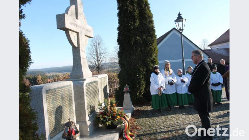 "Frieden ist die unabdingbare Voraussetzung für ein Leben in Würde", sagt Johann Maurer in der Feierstunde zum Volkstrauertag. Bild: pi