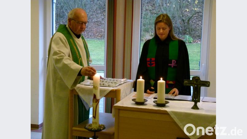 Pfarrerin Anne Utz liest die Namen der in den vergangenen zwölf Monaten verstorbenen Heimbewohner. Ruhestandspfarrer Helmut Süß entzündet dazu die Kerzen. Bild: rn