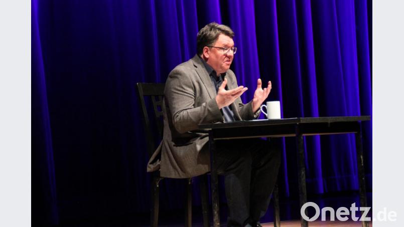 Kabarettist Helmut Schleich widmet sich in seinem aktuellen Programm „Kauf, du Sau!“ mit genialer Wortschöpfung dem Konsumterror und der Politik. Bild: prh