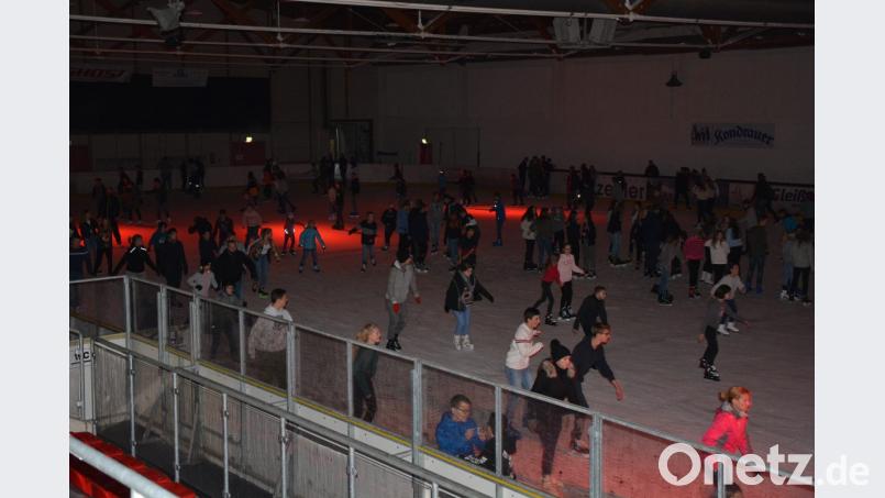 Dunkel wars am Freitagabend zur Familieneisdisco in der Mitterteicher Eissporthalle anlässlich ihres 25-jährigen Bestehens. Rund 500 Eislauffans zogen ihre Runden zur heißen Musik. Bild: jr
