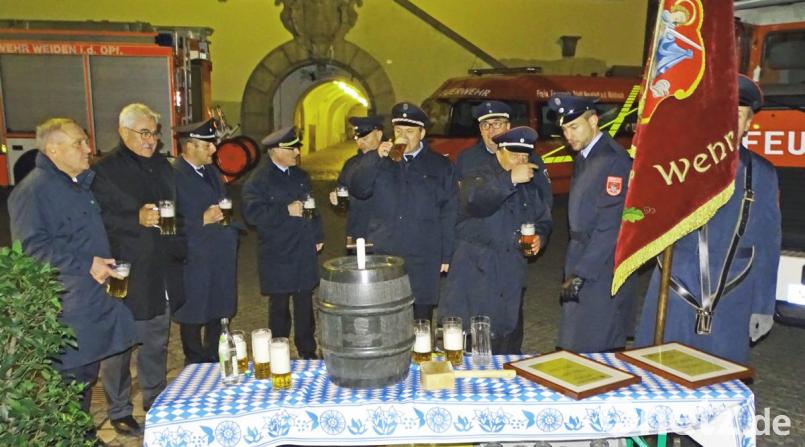 Ein angezapftes Fass Freibier der Neustädter Wehr half nach, um beim Patenbitten Gehör zu finden. Alle beteiligten stießen gemeinsam nach erfolgreichem Gesuch auf diese Tradition der Feuerwehren an. Bild: Dobmeier