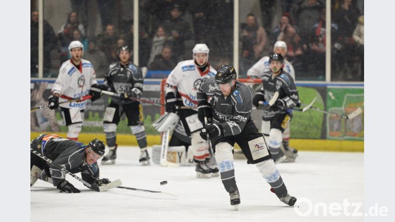 Ambergs Siegtor-Schütze Bernhard Keil (links) kniet auf dem Eis und beißt die Zähne zusammen, Dan Heilman (rechts) legt den Vorwärtsgang ein und zieht auf und davon. Mit 5:4 gewann der ERSC Amberg das Spitzenspiel der Eishockey-Landesliga gegen den ESC Haßfurt. Bild: brü