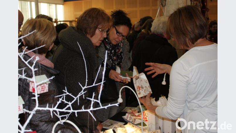 Hochwertige Papeterie bietet Ulla Müller an. Die Verpackungen kommen kurz vor der bevorstehenden Vorweihnachtszeit bestens an. Bild: prh