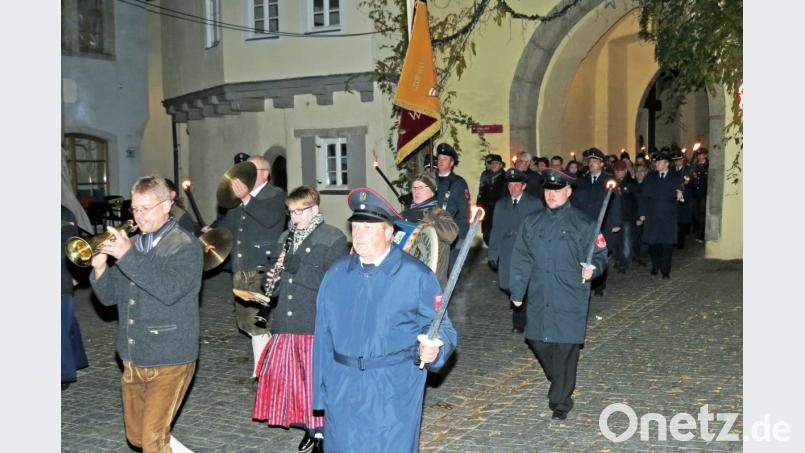 Ein Aufmarsch zum Patenbitten der Neustädter Feuerwehr durchs Untere Tor an geführt von der Stadt- und Jugendblaskapelle Weiden zog mit Fackeln zum Alten Rathaus. Bild: Dobmeier Bild: Dobmeier