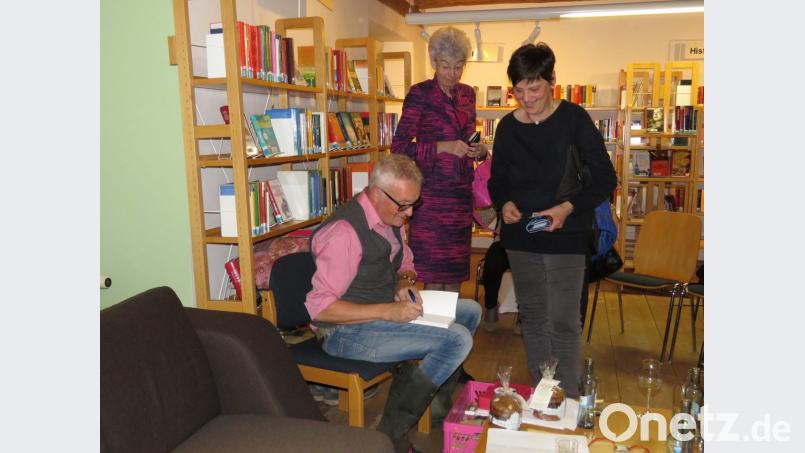 Nach der Lesung ließen sich die Fans Bäumlers Bücher signieren. Bild: ubb