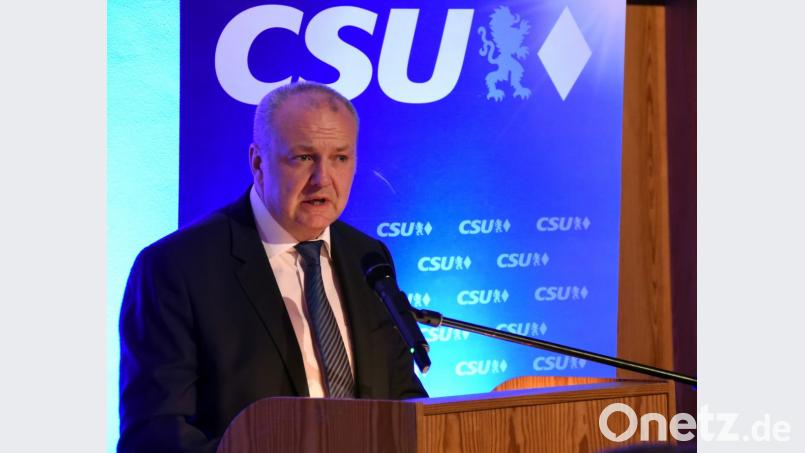 Festleiter Armin Betz blickt auf 70 Jahre CSU in der Marktgemeinde Floß zurück. Bild: bgm