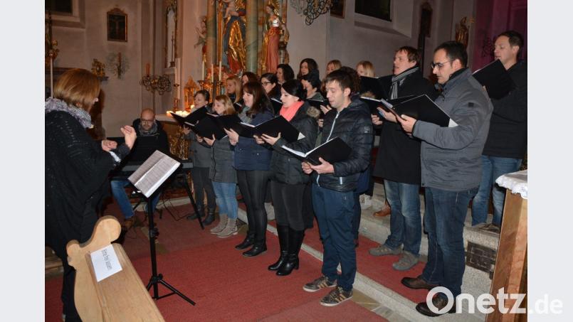 Schon zum sechsten Mal gibt der Chor „Grazie A Dio“ ein Konzert. Leiterin Michaela Burger und ihre Sänger freuen sich auf viele Besucher. Bild: jr