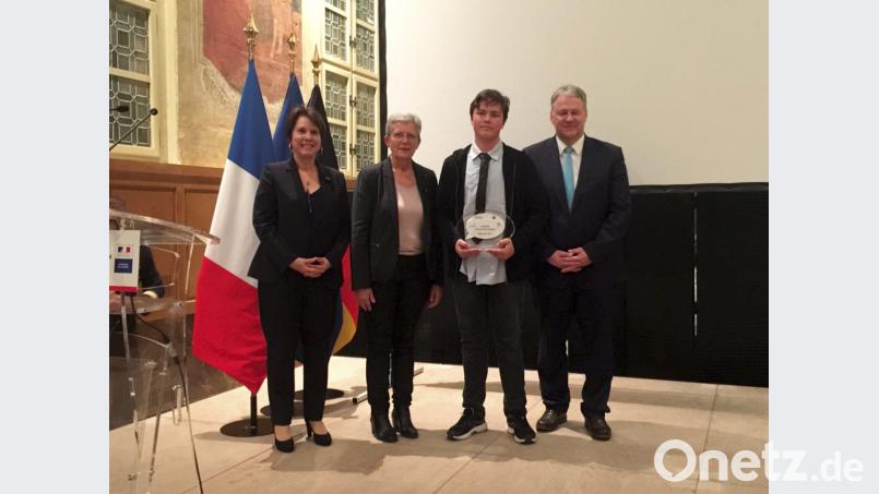 Bei der Zeremonie im Invalidendom: die Präsidentin der Partnerorganisation ONACVG, Rose-Marie Antoine, die Staatssekretärin des französischen Verteidigungsministeriums, Geneviève Darrieussecq, der deutsch-französischer Sonderpreisträger Léo Maléon und Richard Reisinger, 2. Vorsitzender des Volksbundes Deutscher Kriegsgräberfürsorge (von links). Bild: exb