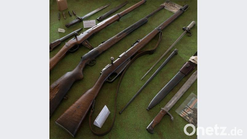Deutsche und französische Standard-Karabiner und die dazugehörigen Bajonette. Bild: tr