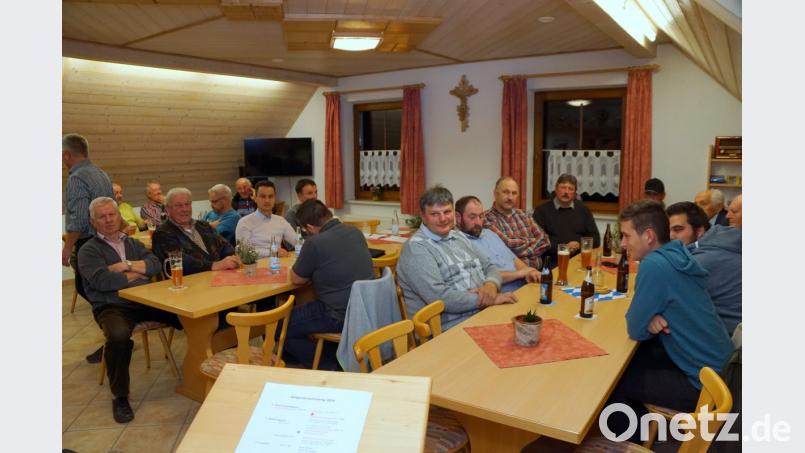 Gegenüber den Vorjahren ist der Unterrichtsraum des Feuerwehrgerätehauses diesmal nicht restlos besetzt. Große Probleme bewegen die Bewohner der ehemaligen Gemeinde nicht. Bild: bkr