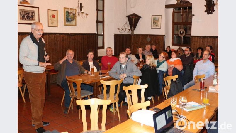 Architekt Emil Lehner von SHL Architekten und Stadtplaner stellt den Kaibitzern erste Ideen für die Dorferneuerung vor. Bild: rpp