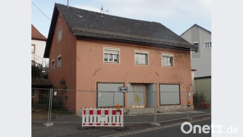 Der Abriss der „Obstecke“ (Bild) und die Neugestaltung des Areals gehört im kommenden Jahr zu den Großprojekten der Gemeinde Ebnath. Auf der Grundlage einer Entwurfsplanung erläutert Rathauschef Manfred Kratzer in der Bürgerversammlung im Detail, was vorgesehen ist. Bild: Brendel, Hubert (BR)