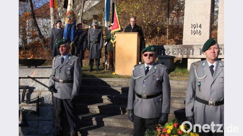 Bürgermeister Franz Stahl bei seiner Ansprache. Vorne die Ehrenwache der Reservisten- und Soldatenkameradschaft. Bild: kro