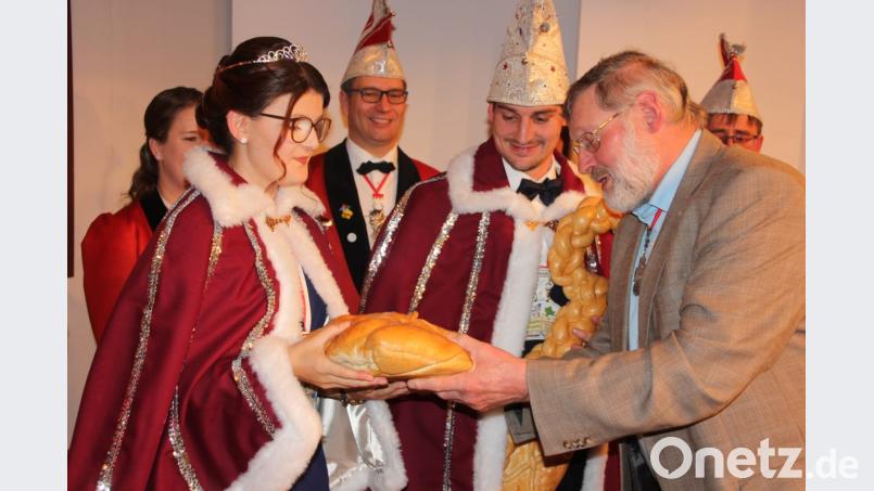 Übergabe von Schlüssel und Gemeindesäckel an das Prinzenpaar. Bild: kro