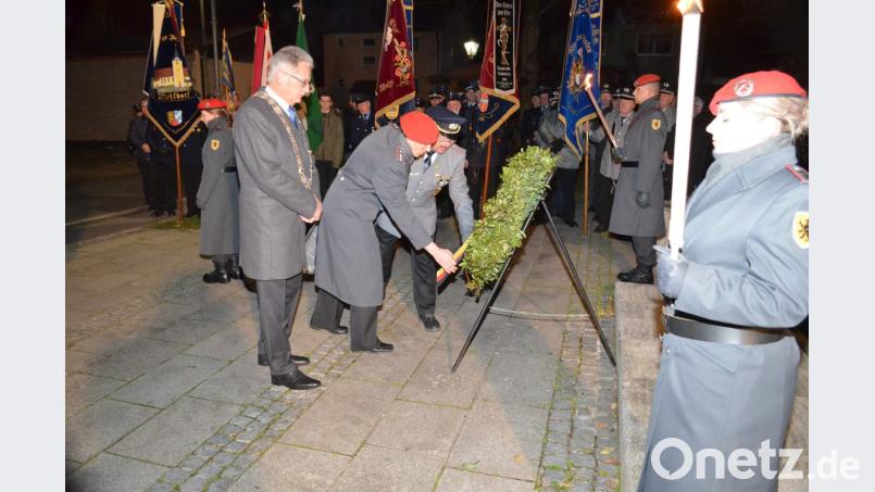 Bürgermeister Josef Hammer, Hauptmann Claudia Kolodinski und SK-Vorsitzender Mario Rössler (von links) legen einen Kranz am Ehrenmal nieder. Bild: fz