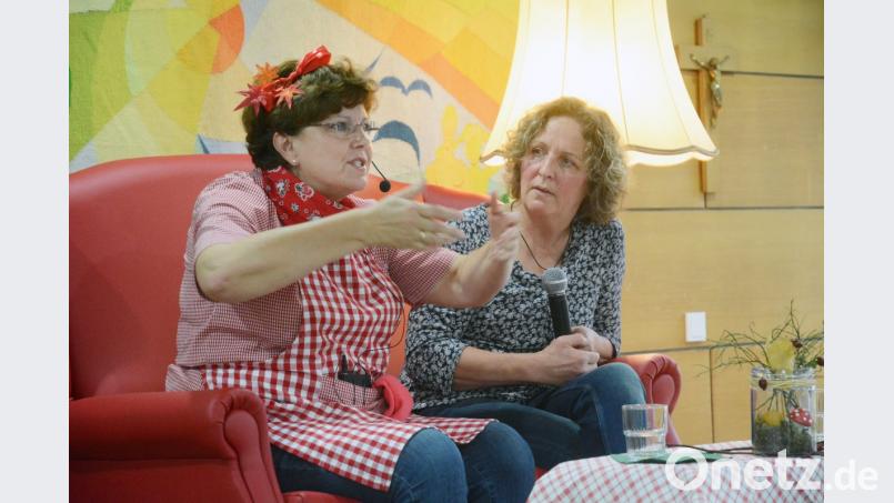 Das ist doch ein Männerberuf, sagt Putzperle Frau Huber alias Gerlinde Koch (links). Mag sein, gibt Holzbildhauerin Irene Meier zu. Aber sie liebe es nunmal, mit ihren Händen kreativ zu sein. Bild: Gabi Schönberger