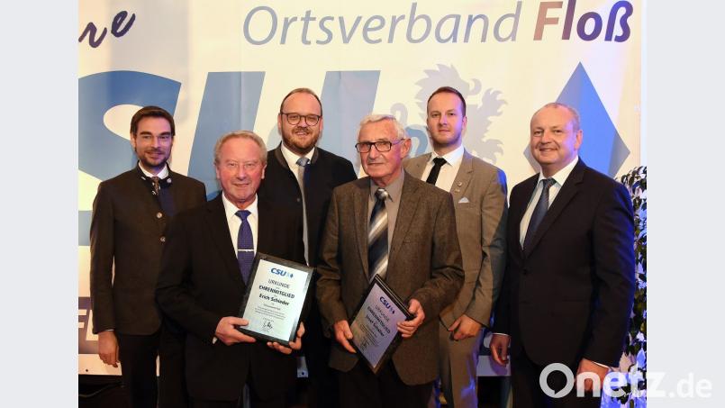 Erich Schieder (vorne, von links), Josef Schaller und Waltraud Stangl (nicht im Bild) sind neue Ehrenmitglieder der CSU Floß. Kreisvorsitzender Stephan Oetzinger (hinten, von links), Landrat Andreas Meier, Ortsvorsitzender Sebastian Kitta und Festleiter Armin Betz gratulierten. Bild: bgm