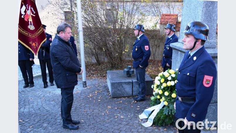 Die Haberlandgemeinde gedenkt der in den Kriegen gefallenen Soldaten und betet um Frieden. Am Kriegerdenkmal legte Bürgermeister Gerhard Kellner einen Kranz nieder. Bild: sm