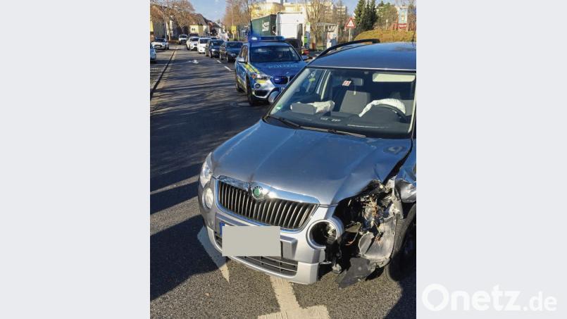 Weiterfahren konnten die Wagen nicht mehr, nachdem sie am Samstagmittag ein Sattelschlepper in der Leuchtenberger Straße gerammt hatte. Bild: Gustl Beer