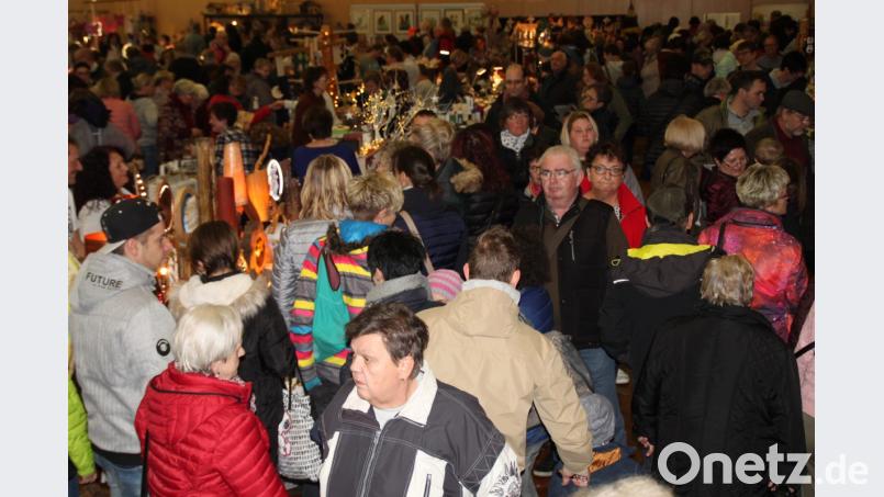 Fast kein Durchkommen mehr auf den Gängen zwischen den Ständen in der Stadthalle ist bereits am Samstagnachmittag nach Eröffnung des Hobbykünstlermarkts. Bild: prh