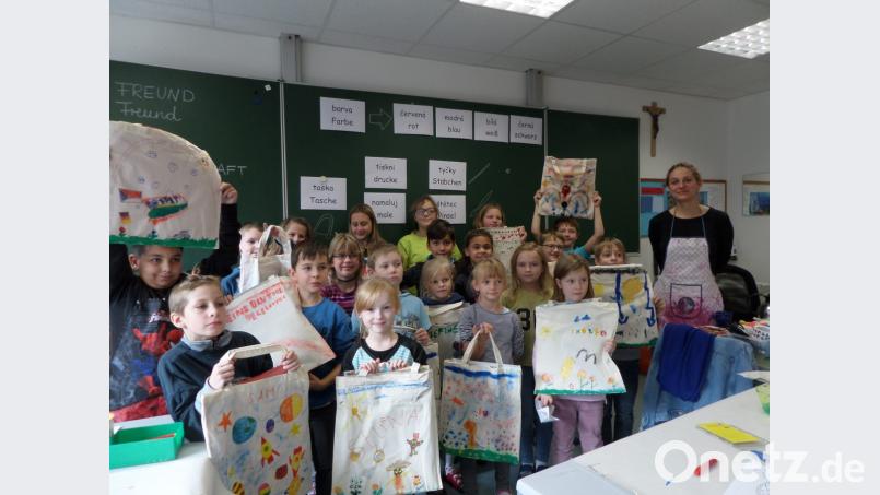 Grenzenlos bunt ist die Patenschaft der Etzenrichter Schule mit der Volksschule in Eger. Das zeigen die Kinder auch bei einem Bastelprojekt. Bild: ela