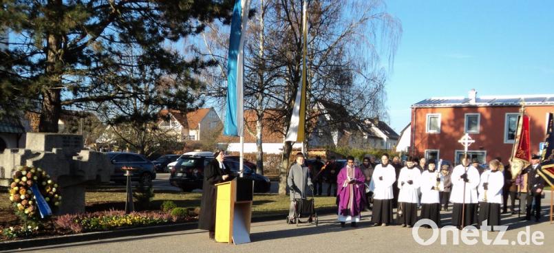 Am Mahnmal gedachten die Teilnehmer der Verstorben beider Weltkriege Bild: ksi