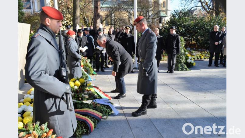 Oberbürgermeister Kurt Seggewiß und Oberstleutnant Frank Bergemann legen einen Kranz nieder. Bild: fz
