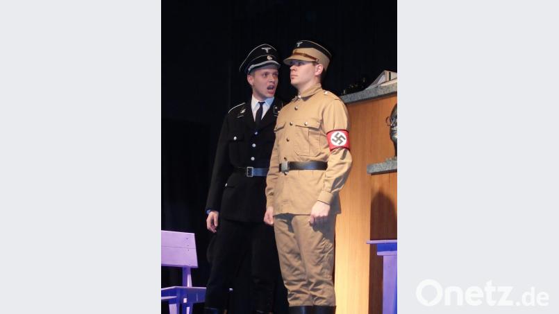 Bockerer-Sohn Hans (Simon Mauerer, re.) und SS-Mann Gstettner (Andreas Kurz) Bild: wrt