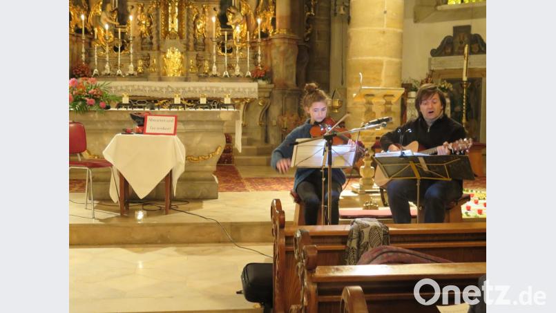 Franziska und Robert Baier begleiten die Lieder auf ihren Instrumenten. Bild: jzk